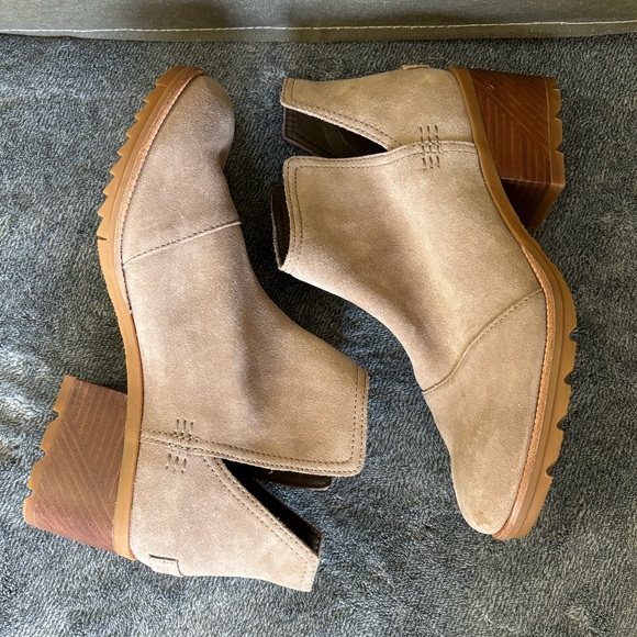 NWOT Sorel Cate tan suede ankle boots w cut out sides and a block heel 
Size 9 - Picture 5 of 6